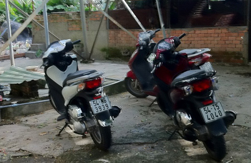 Xem xe biển số cực độc trong trụ sở CA - 6