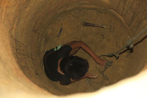 Cô gái điên đào giếng sâu 10m bằng thìa - 2