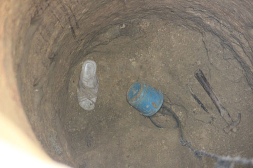 Cô gái điên đào giếng sâu 10m bằng thìa - 3