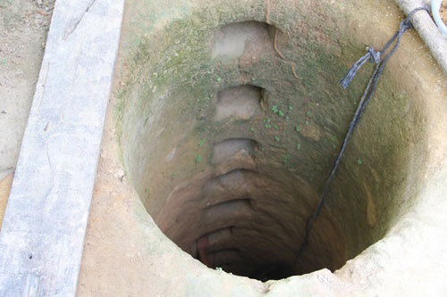 Cô gái điên đào giếng sâu 10m bằng thìa - 7