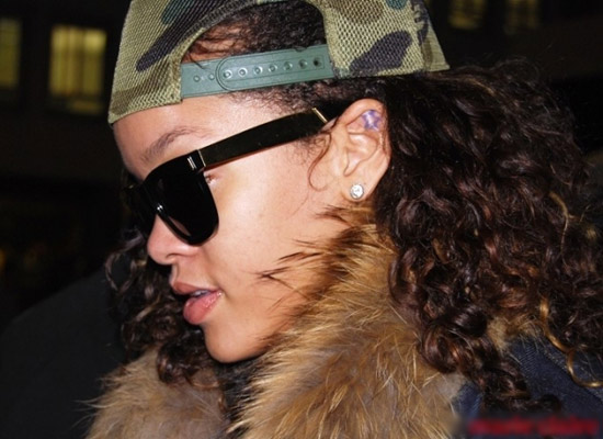Rihanna và những đôi hoa tai "đáng thèm" - 16