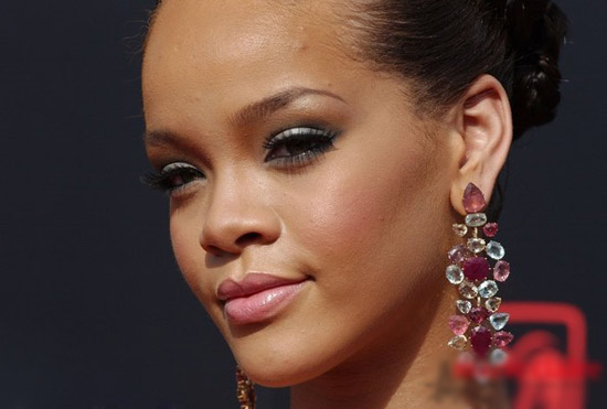 Rihanna và những đôi hoa tai "đáng thèm" - 19