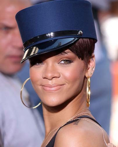 Rihanna và những đôi hoa tai "đáng thèm" - 7