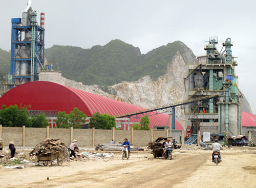 Đến lượt nhà máy ximăng đổ nợ - 1