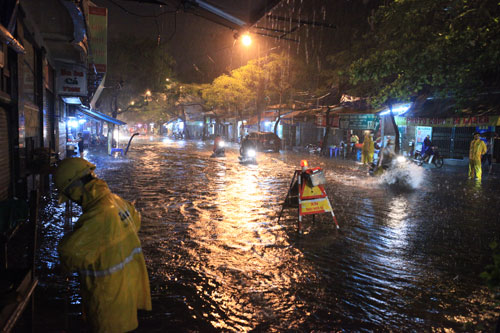 Hà Nội hễ mưa là... lội - 3