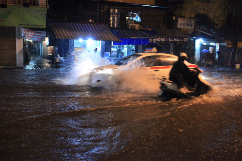 Hà Nội hễ mưa là... lội - 4
