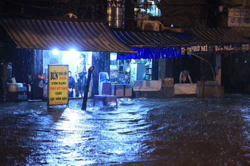 Hà Nội hễ mưa là... lội - 5