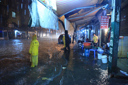 Hà Nội hễ mưa là... lội - 6