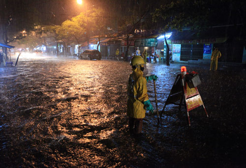 Hà Nội hễ mưa là... lội - 7