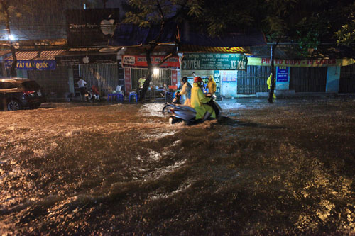 Hà Nội hễ mưa là... lội - 8