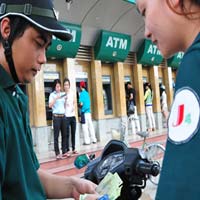 Kinh doanh - Ngân hàng lén thu phí ATM gấp đôi