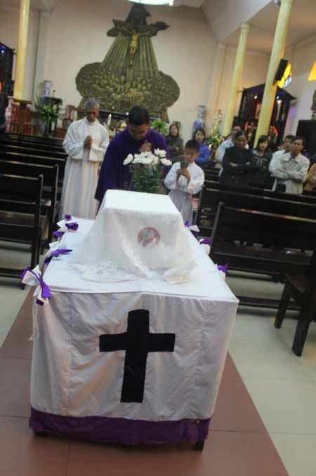 Buồn thảm lễ an táng gần 100 hài nhi - 4