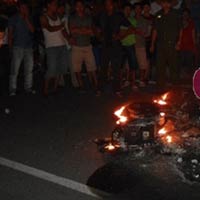 Pháp luật - Đánh hội đồng, đốt trụi xe của "cẩu tặc"