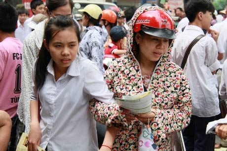 Học sinh, phụ huynh đi thi bị 'vây hãm' - 10