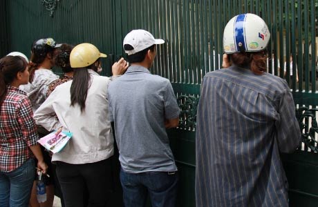 Học sinh, phụ huynh đi thi bị 'vây hãm' - 3