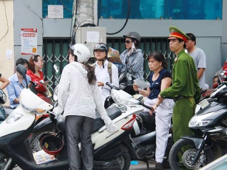 Học sinh, phụ huynh đi thi bị 'vây hãm' - 6