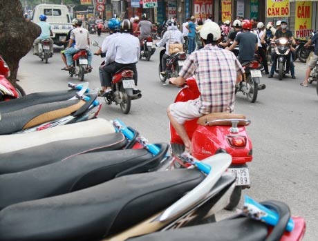 Học sinh, phụ huynh đi thi bị 'vây hãm' - 7