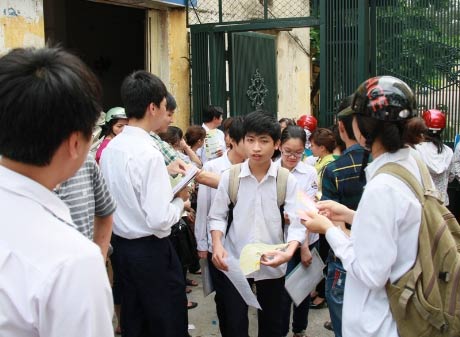 Học sinh, phụ huynh đi thi bị 'vây hãm' - 8