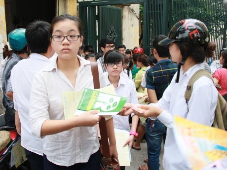 Học sinh, phụ huynh đi thi bị 'vây hãm' - 9