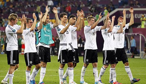 Thủ tướng Đức cổ vũ đội nhà hạ Hy Lạp - 2