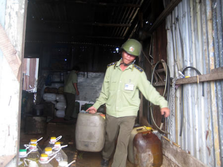 Xăng lẻ trên từng góc phố - 2