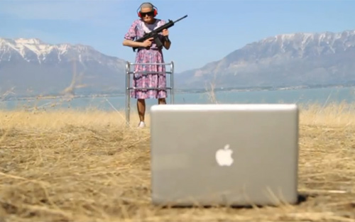 Cụ già cầm shotgun bắn iPhone, MacBook - 1