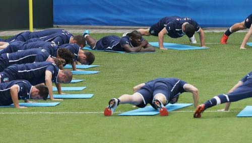 Balotelli "quậy" tưng bừng trên sân tập - 2