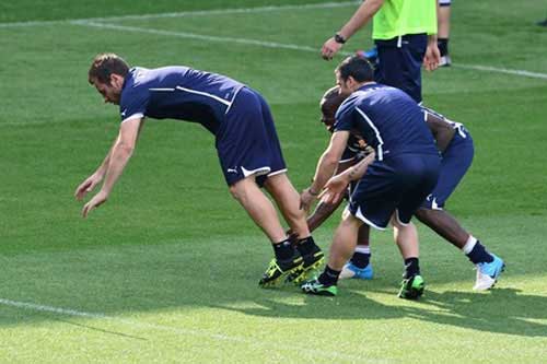 Balotelli "quậy" tưng bừng trên sân tập - 4