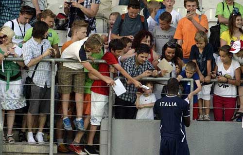 Balotelli "quậy" tưng bừng trên sân tập - 5