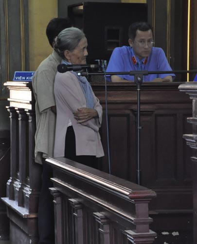 Bước chân nặng nề của mẹ nhà báo bị đốt - 5