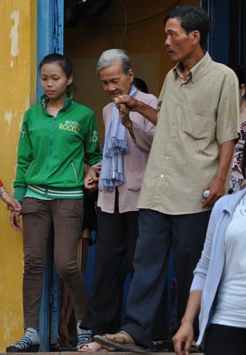 Bước chân nặng nề của mẹ nhà báo bị đốt - 3