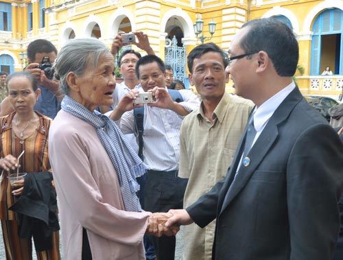 Bước chân nặng nề của mẹ nhà báo bị đốt - 4