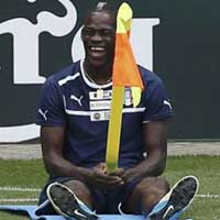 Bóng đá - Balotelli "quậy" tưng bừng trên sân tập