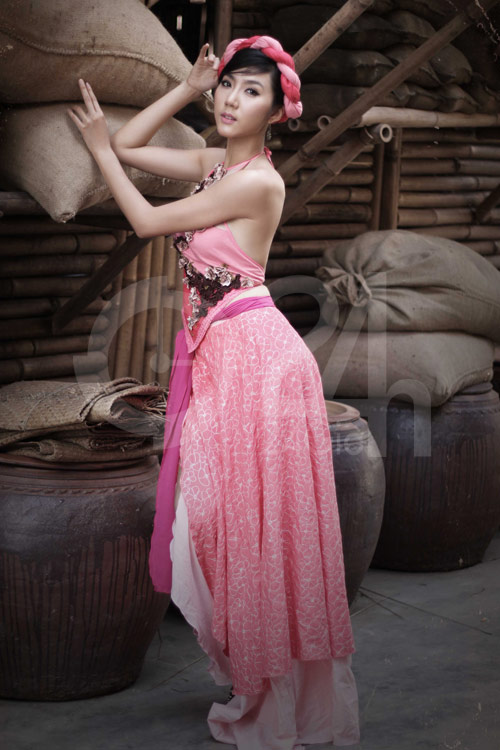 Ngọc Quyên khoe trọn lưng trần - 2