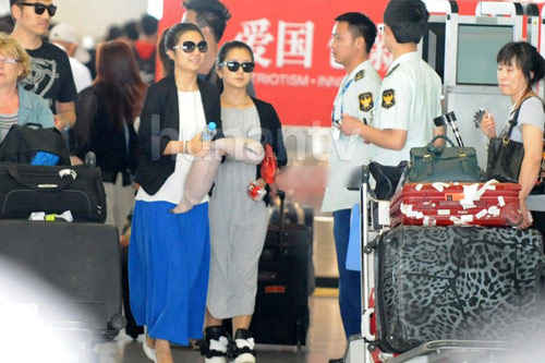 Thích Tiểu Long lén lút đón vợ sắp cưới - 3