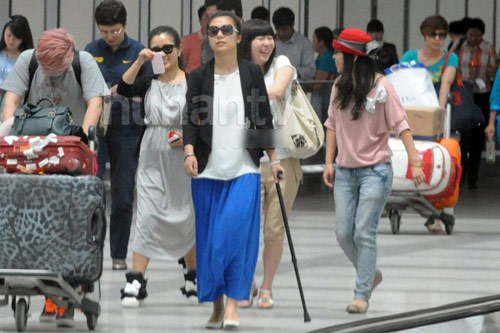 Thích Tiểu Long lén lút đón vợ sắp cưới - 2