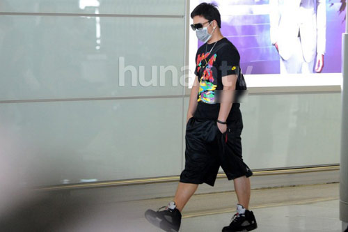 Thích Tiểu Long lén lút đón vợ sắp cưới - 6