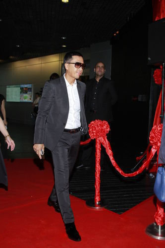 Thích Tiểu Long lén lút đón vợ sắp cưới - 9