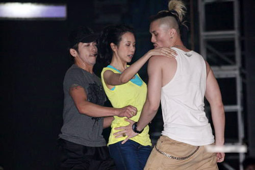 Thích Tiểu Long lén lút đón vợ sắp cưới - 13