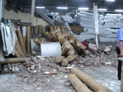 Sập xưởng may, nhiều người bị vùi lấp - 2