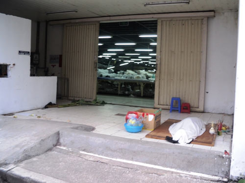 Sập xưởng may, nhiều người bị vùi lấp - 3