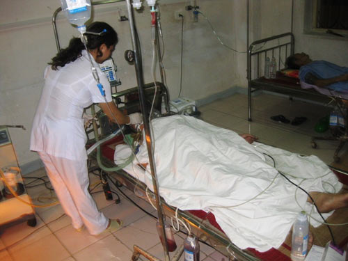 Sập xưởng may, nhiều người bị vùi lấp - 4