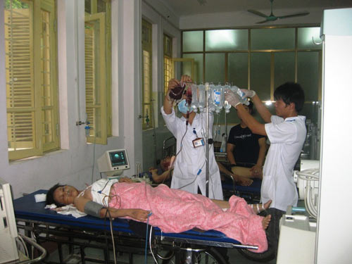 Sập xưởng may, nhiều người bị vùi lấp - 5