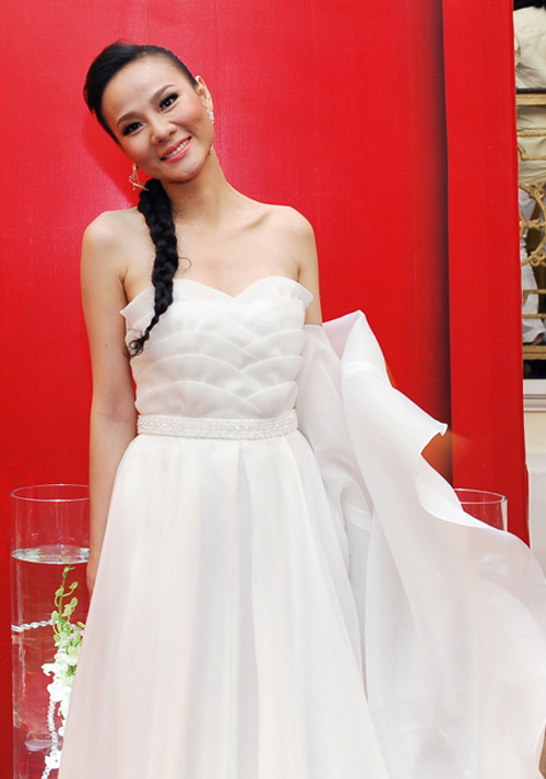 Vì sao người đẹp thích để tóc lệch vai? - 7