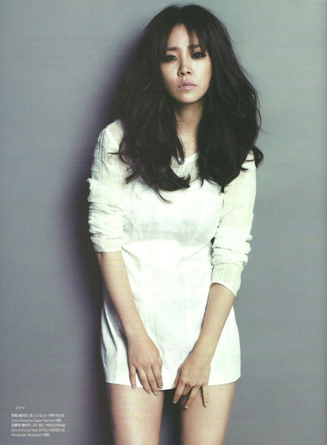 Những shoot hình trên tạp chí Elle cũng cho thấy sự mới mẻ, “thoát xác” khỏi hình tượng Park Ha.