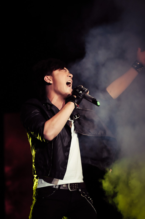 Ca sỹ Sao mai "oằn mình" hát rock - 11