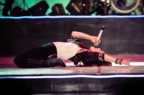 Ca sỹ Sao mai "oằn mình" hát rock - 16