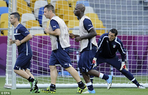 Anh – Italia: Kẻ tám lạng, người nửa cân - 2