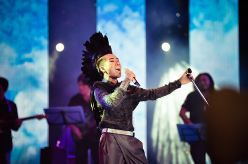 Ca sỹ Sao mai "oằn mình" hát rock - 4