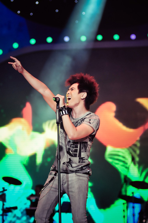 Ca sỹ Sao mai "oằn mình" hát rock - 18